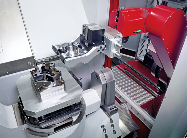 Röders GmbH RCF Innenansicht Maschine mit Roboter
